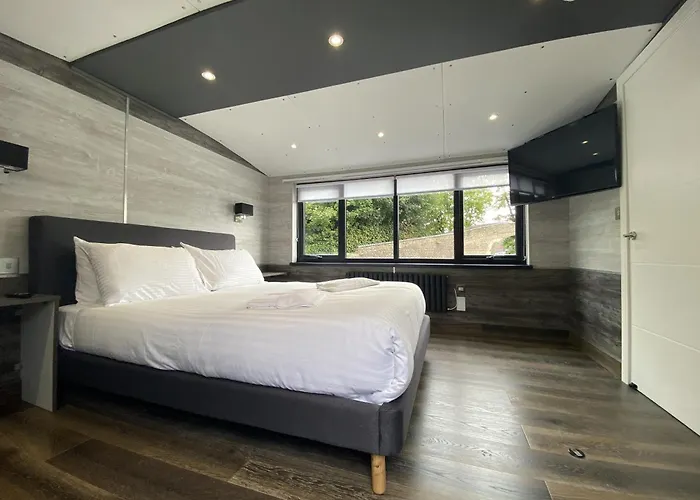 Canal Cottages Uxbridge