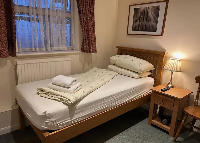 Oakwood Bed And Breakfast Heathrow Hillingdon